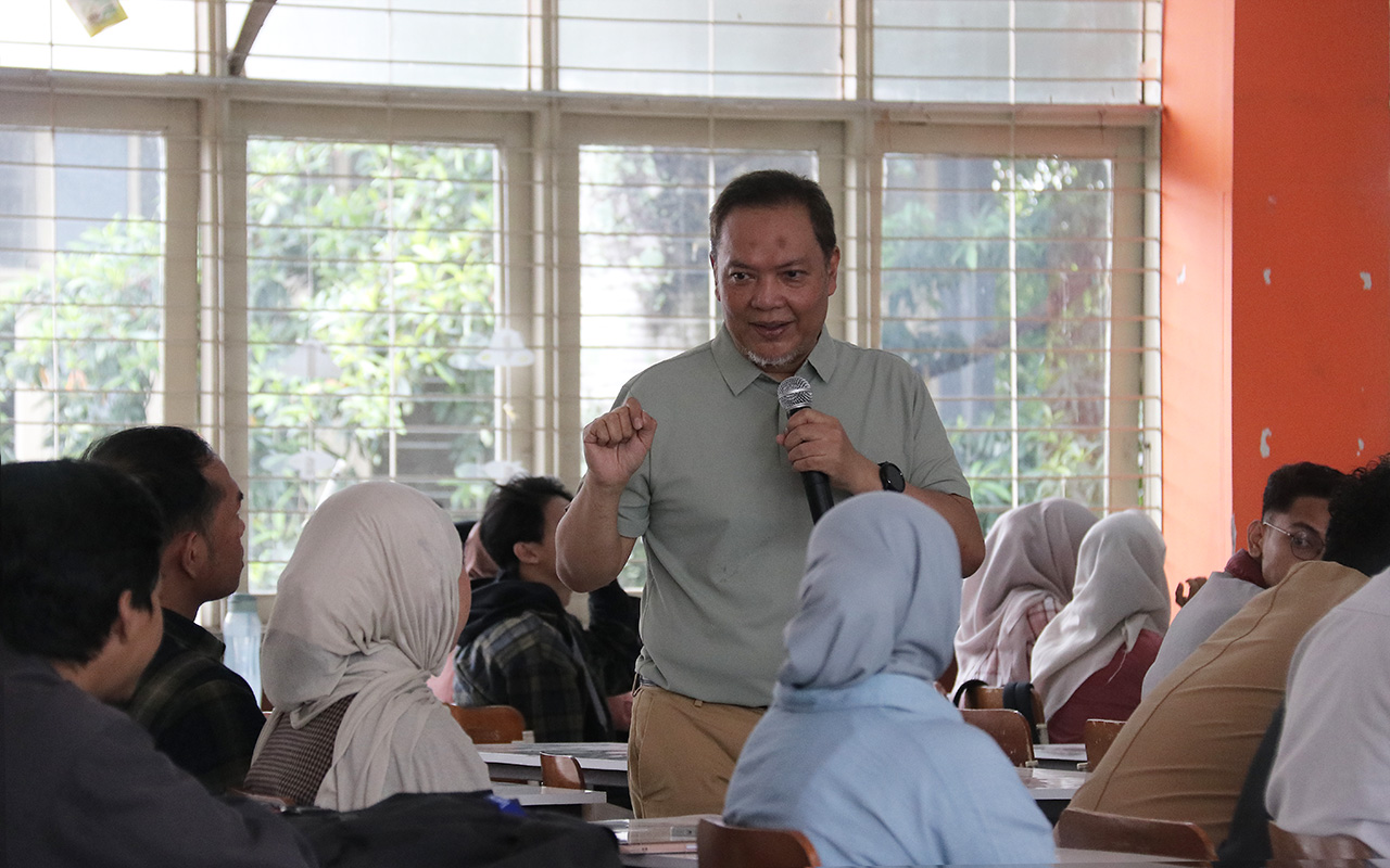 Kuliah Tamu Prodi Teknik Elektro bersama Alumni Itenas, Dr. Judhi Prasetyo, Bahas Masa Depan Teknologi