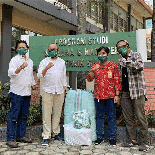 Ratusan APD Untuk Panitia dan Ribuan Masker Dibagikan Kepada Peserta Vaksinasi Massal: Kontribusi Alumni Itenas Pada Pelaksanaan Vaksinasi Massal