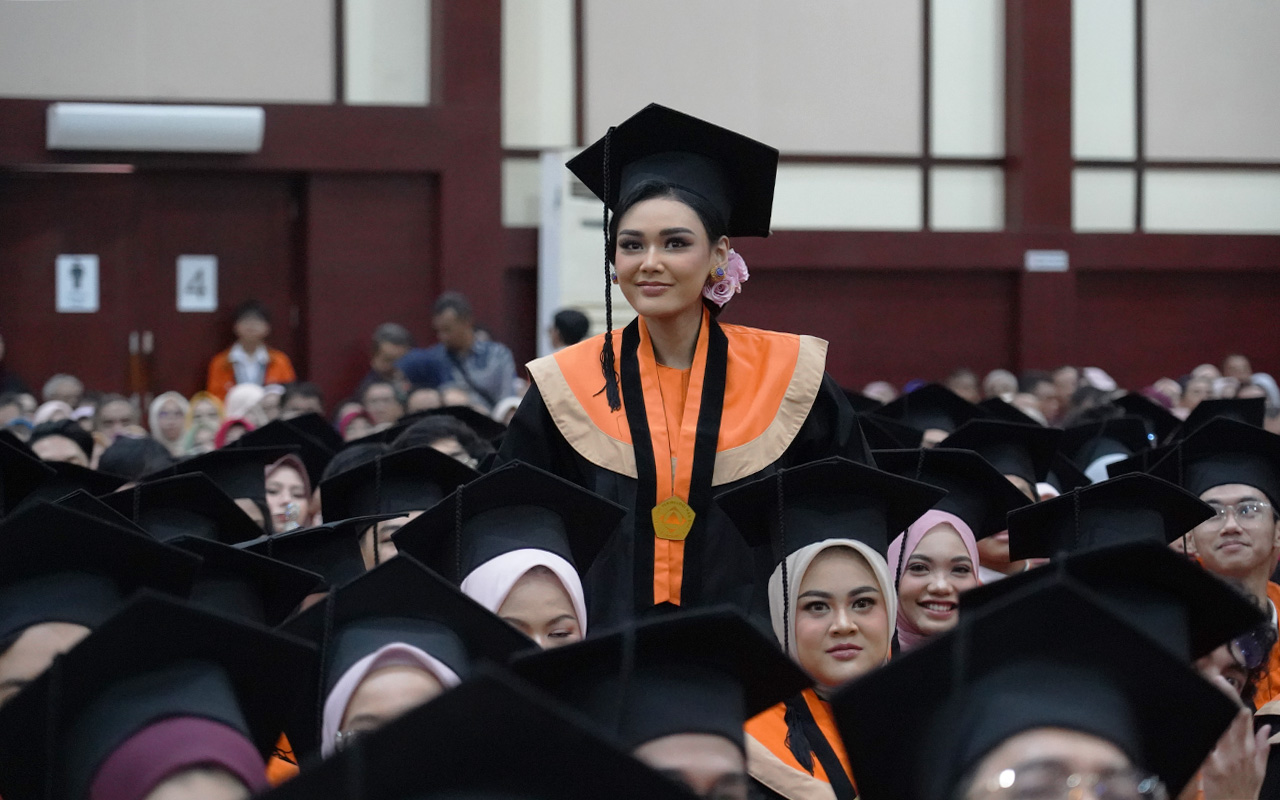 Itenas Wisuda 861 Lulusan Sarjana dan Magister, Rektor Ajak Alumni Hadapi Tantangan Global