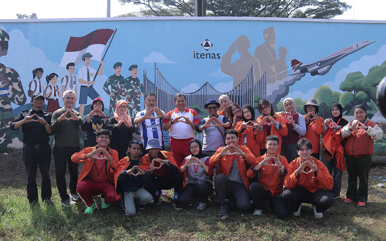 Berita Unjuk Kreativitas Memukau, Rektor dan Pimpinan FAD Itenas Apresiasi Karya Mural Mahasiswa di Markas Sesko TNI Dalam Rangka HUT Ke-52 Sesko TNI