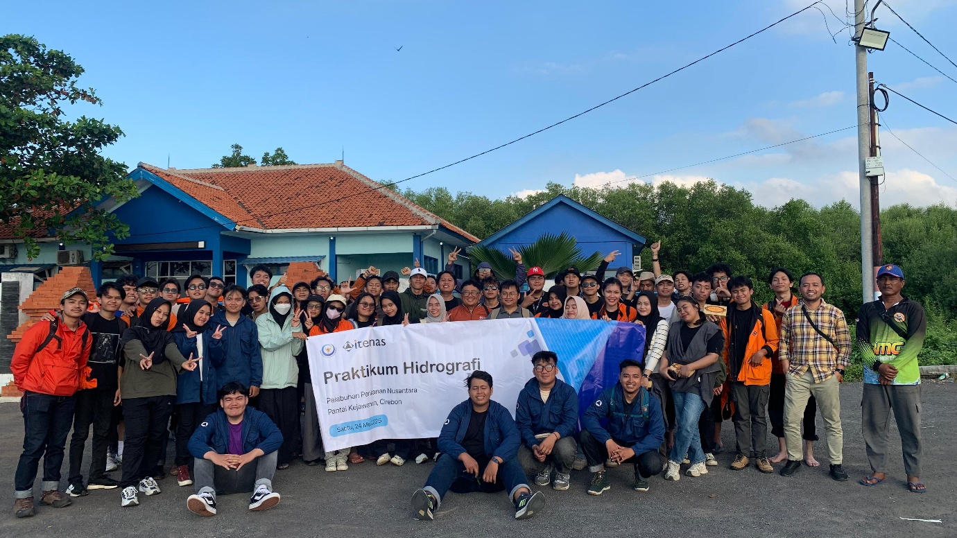 Teknik Geodesi Itenas Gelar Praktikum Hidrografi Perdana Secara Mandiri di Pantai Kejawanan Cirebon