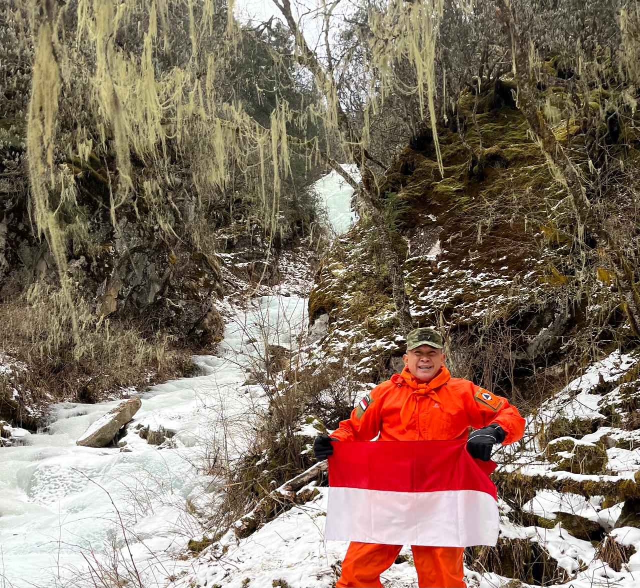 Lencana Itenas di Puncak Dunia: Misi Tangguh Mayjen TNI (Purn) Asrobudi, Dosen Itenas Taklukkan Siguniang