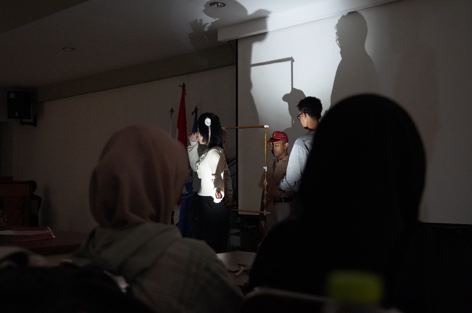 Panggung Kreativitas dalam Mata Kuliah Creative Writing Program Studi DKV Itenas