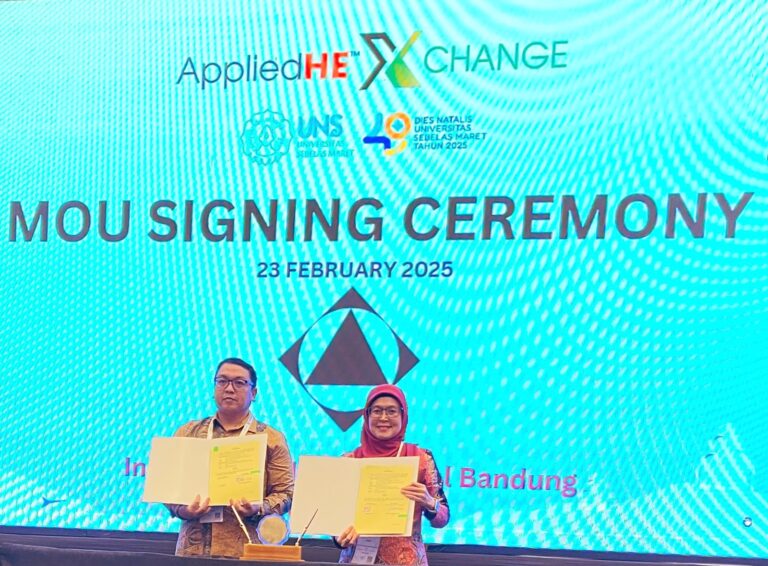Penandatanganan MoU antara Itenas dan UNS dalam AppliedHE Xchange: UNS @ Bali 2025