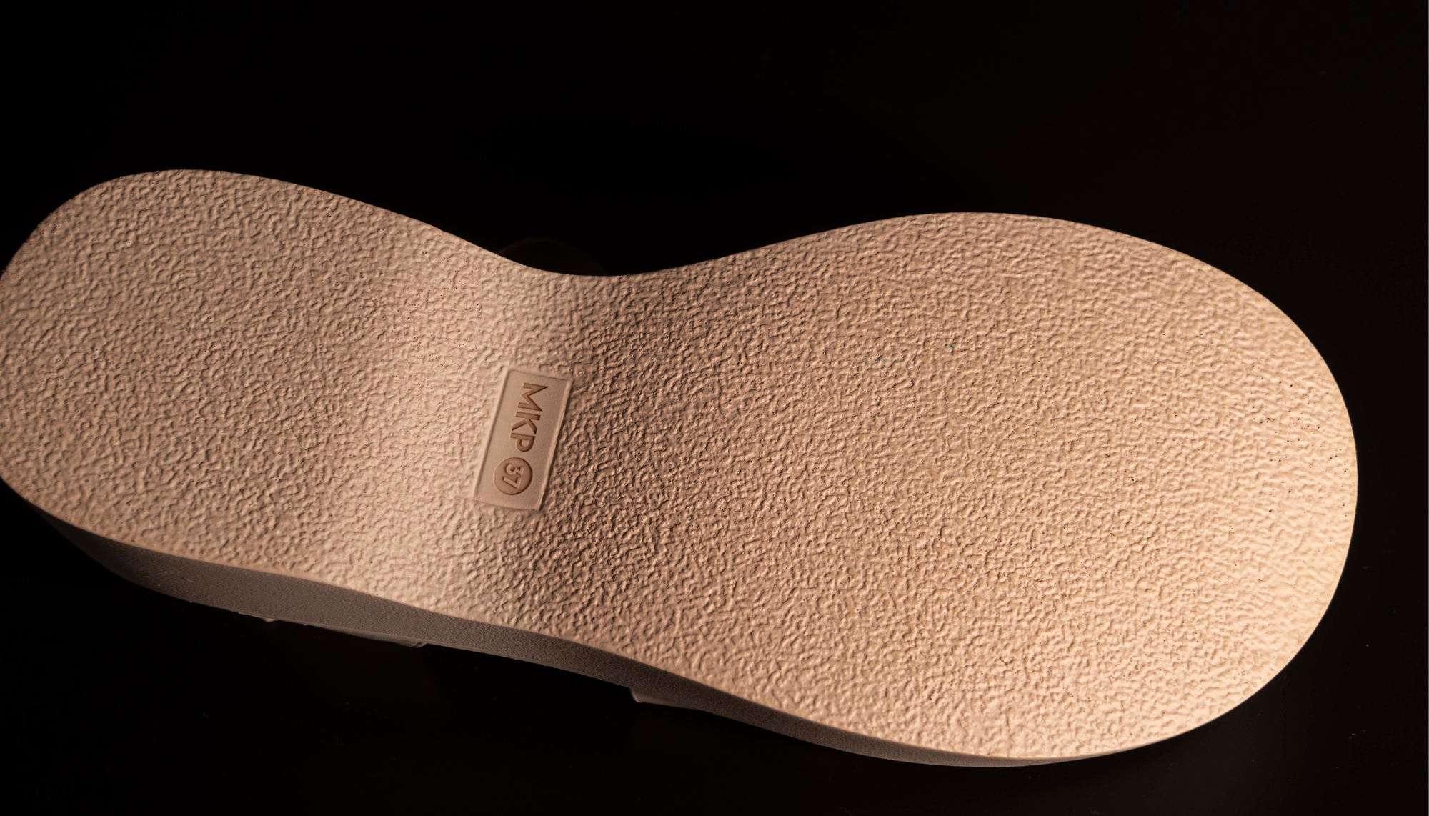 OUTSOLE PRODUK ALAS KAKI "KELAWI" (KELOM AWI) KONTEMPORER BERKONSTRUKSI BAMBU LAMINASI DENGAN PENINGKATAN KUALITAS DESAIN DAN EFEKTIFITAS PRODUKSI